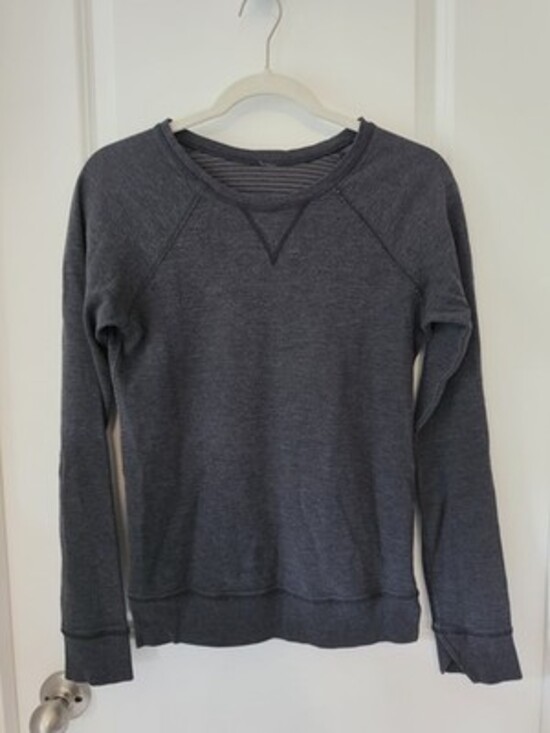 Tops - Lululemon Open Your Heart Reversible Pullover Women's Size 6 Gray ThumbholesYoga